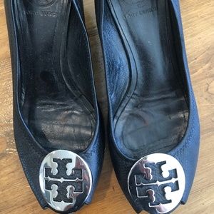 Tory Burch Size 8 leather wedge with silver emblem